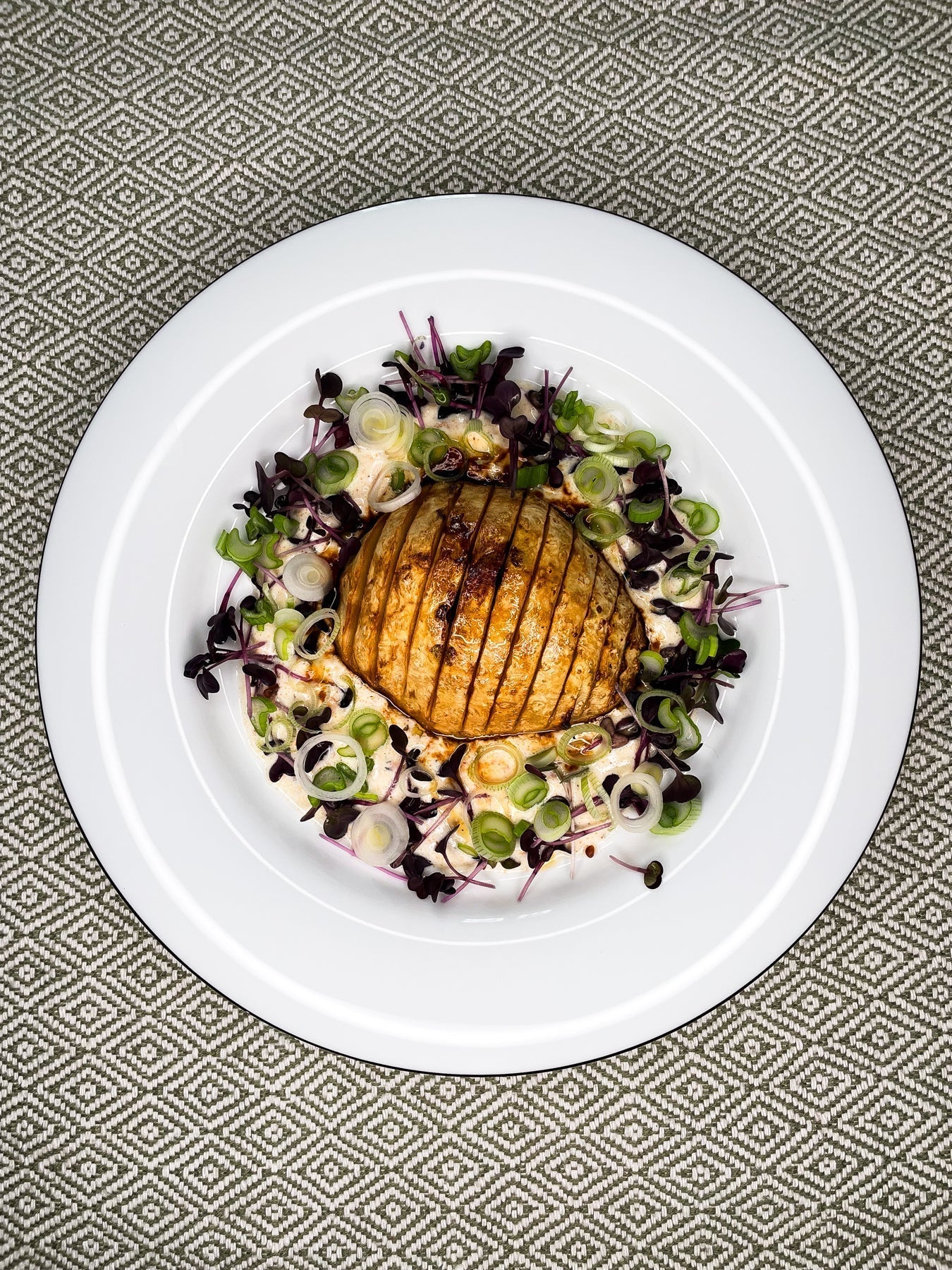 Knollensellerie mit Kardamom Lavendel Marinade und Harissa Joghurt