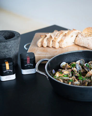 Vongole Buzara mit Rosen-Harissa