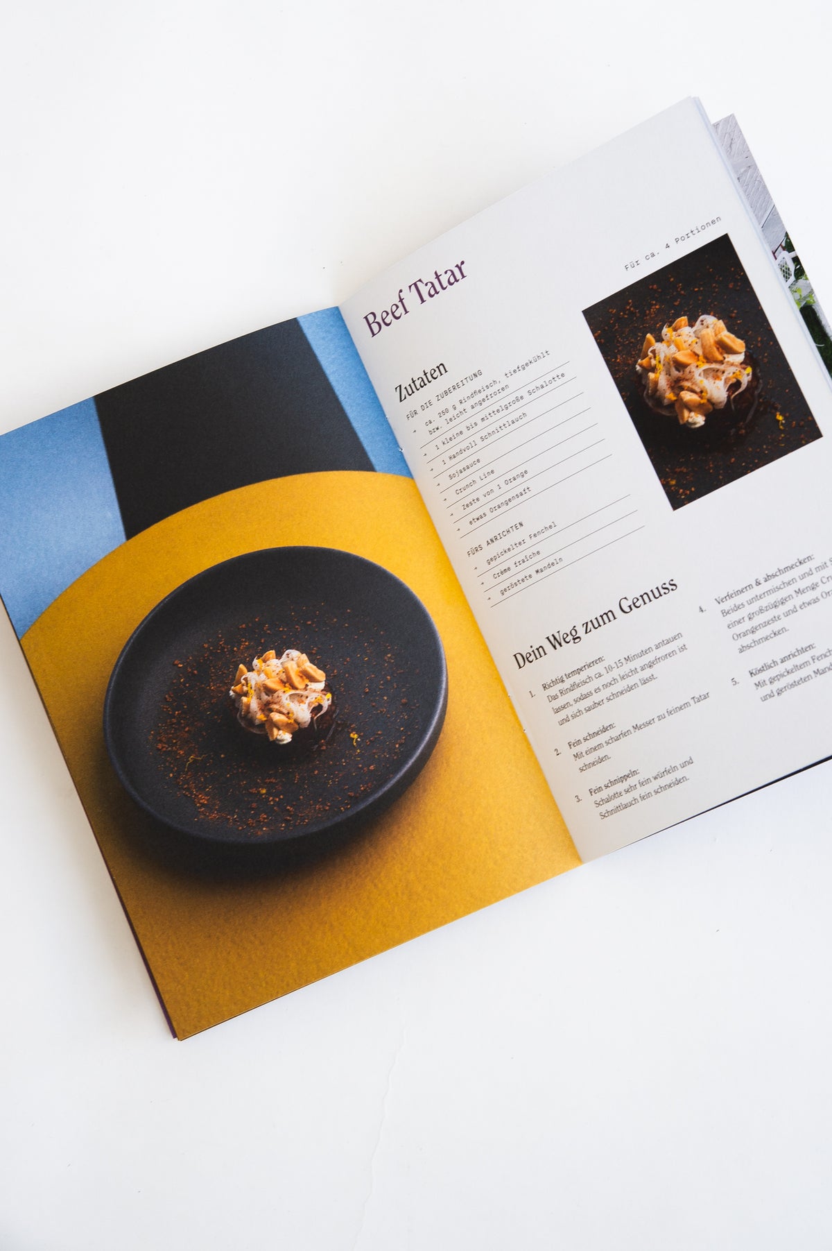 Aufgestelltes Rezeptheft mit dem Rezept für Beef Tatar mit Crunch Line.