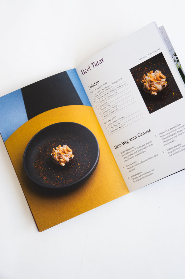 Aufgestelltes Rezeptheft mit dem Rezept für Beef Tatar mit Crunch Line.