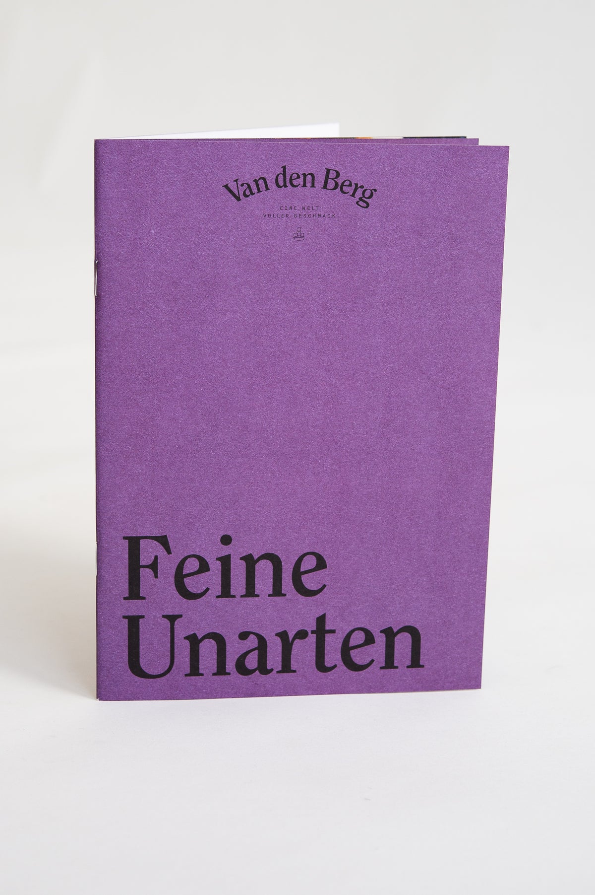 Violettes Cover des Rezepthefts „Feine Unarten“ zur Premium Patisserie Box.