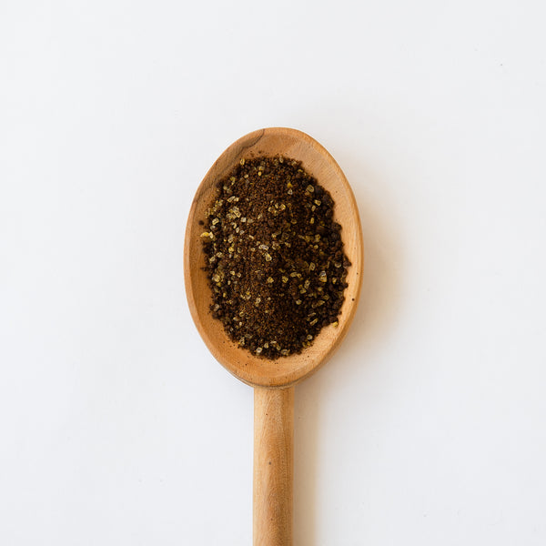 Sweet Spot Vanille-Gewürzmischung von Van den Berg auf einem Holzlöffel.