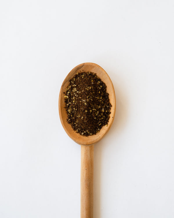 Sweet Spot Vanille-Gewürzmischung von Van den Berg auf einem Holzlöffel.
